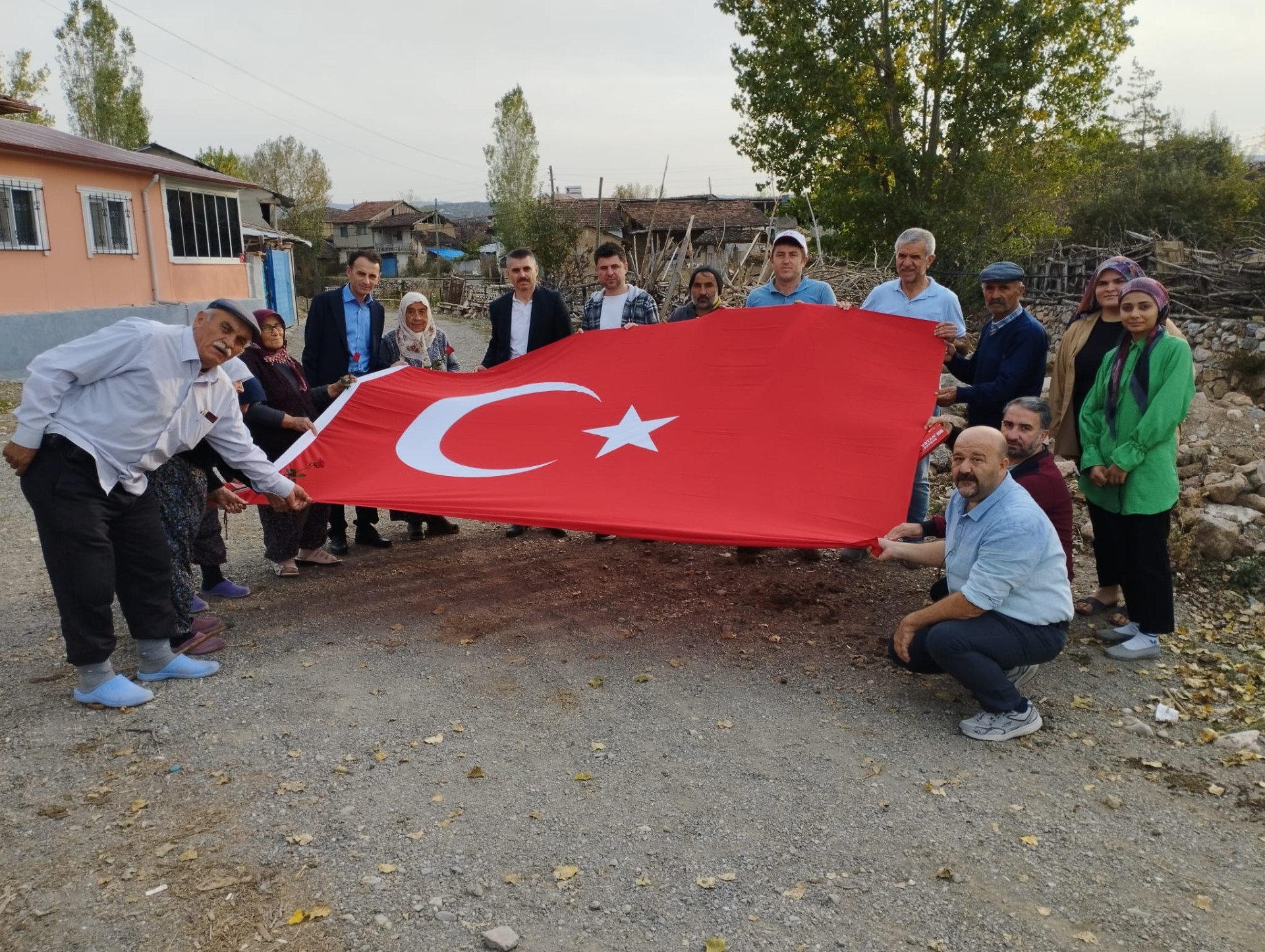 Tokat Hürriyetçi Eğitim Sen, kutladıkları Cumhuriyet Bayramıyla Türkiye'yi duygulandıran Zile'nin Çiftlik Köyüne ziyaret gerçekleştirdi.